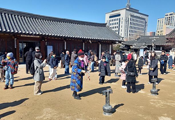 家族連れや外国人も韓国民俗遊びに夢中~＾＾