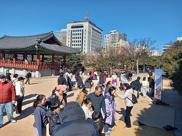 連休中にイベントをやっていたので、国内外の観光客がたくさん~。