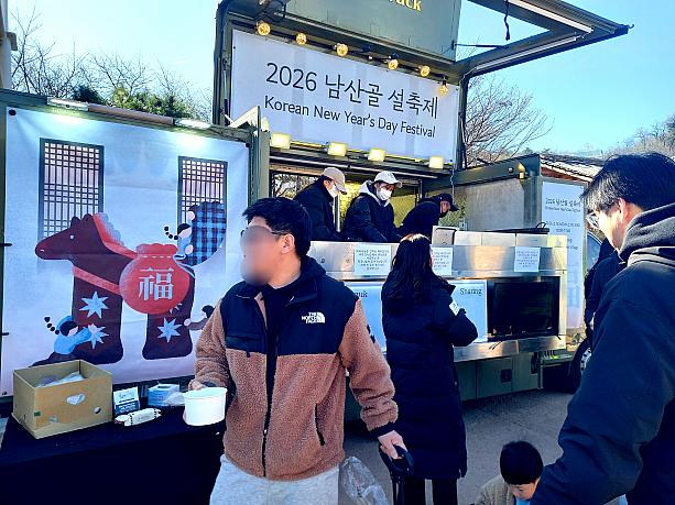 旧正月に食べる料理「トックッ（お餅のスープ）」を無料で提供するイベントも！