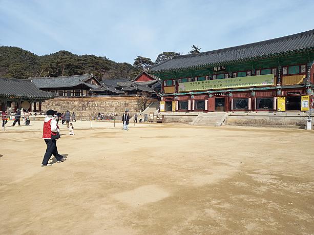 海印寺の境内、広々としています。