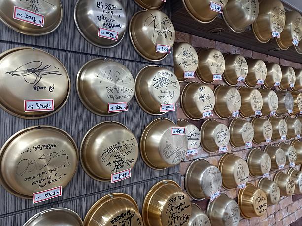 大邱の東仁洞には『チムカルビ通り』なるものがあり、路地の両側にチムカルビのお店が軒を連ねます。<BR>なんとなく入ったお店は有名芸能人が多数来店したお店でした。