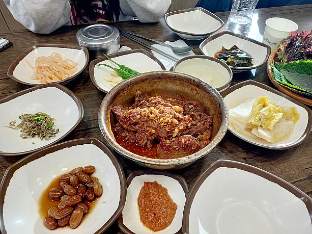 辛さ控えめにしてもらった２人分。お肉は歯ごたえばっちり。ソースはニンニクたっぷりで元気がでそう。