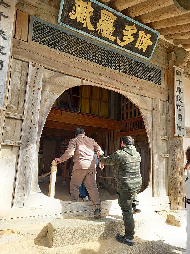 急な階段を上って、ユネスコ世界遺産に登録されている蔵経板殿へ。