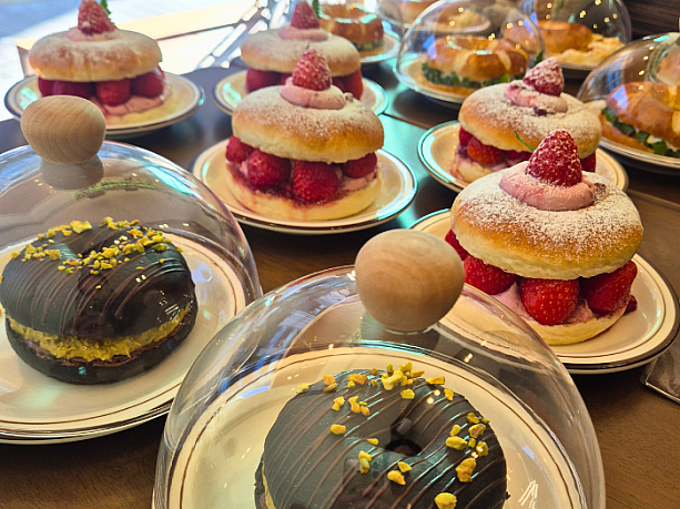 おいしそうな韓国の今どきベーグルが並んでいます。