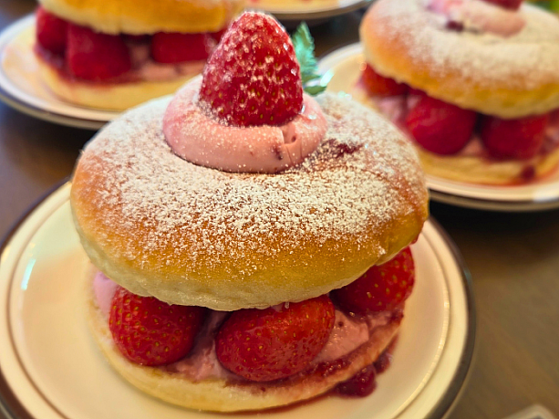 ストロベリーベーグル。いちごが溢れます。いちごクリームもたっぷりですが甘すぎず大人好みの味でした。