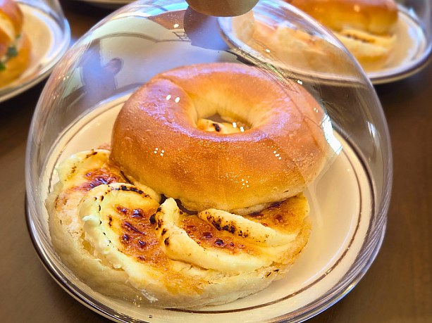 クレームブリュレベーグル。焦がしたクリームの香ばしさと甘さが際立つ逸品でした。