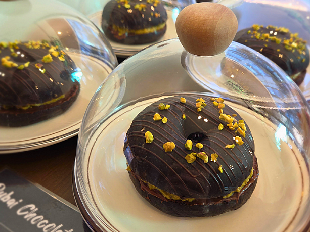 ドバイベーグル。韓国で流行りのドゥチョンク（ドバイチョコックッキー）をモチーフにした今どきベーグルです。