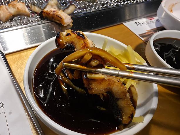 白焼きにしてから炭火で焼くので、余計な脂も抜けて、ほんとうにおいしかった！小骨も全部取ってありました！ソースは日本のウナギの甘だれに似てて、おいしかった！