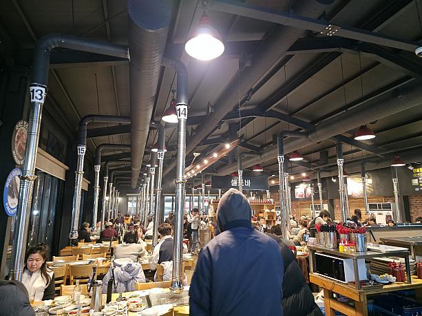 店内がちょうどほぼ満席で、ひと席しか空いてなかったので、そこに座りました＾＾；