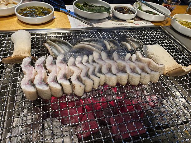 さっそく炭火で焼いて行きます。