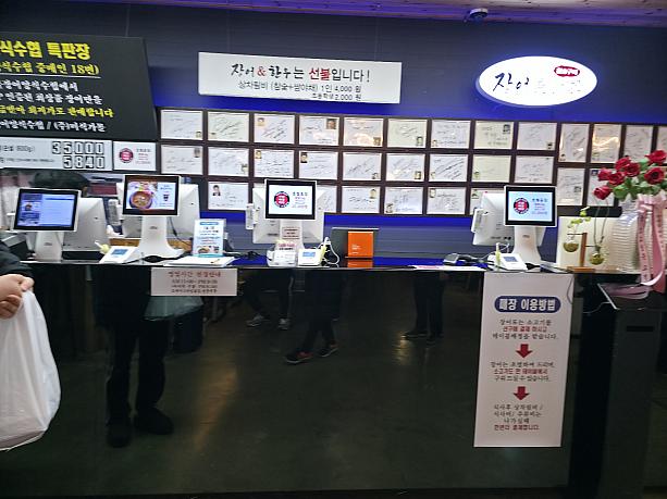 カウンター越しにサインがいっぱい張られています。