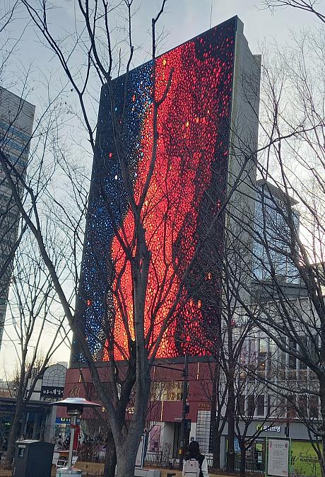 今年は六十干支で赤い馬の年と言われています。<br>そして、ビルの壁面には今年の赤い馬が~。
