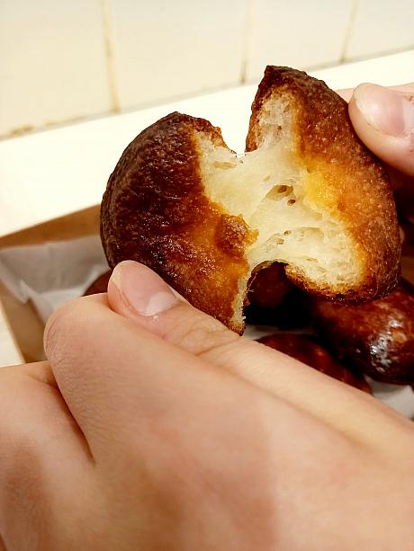 外側はかなりハードで中はやわらかく、味はフツーに美味しいですが、２時間はちょっとキツかった…