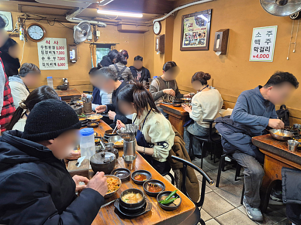 朝でも満席状態＝間違いない名店のサインです！