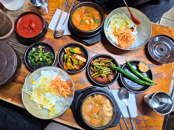 これぞ韓国の定番！心もお腹も満たす最強定食のテンジャンチゲ＆キムチチゲ。