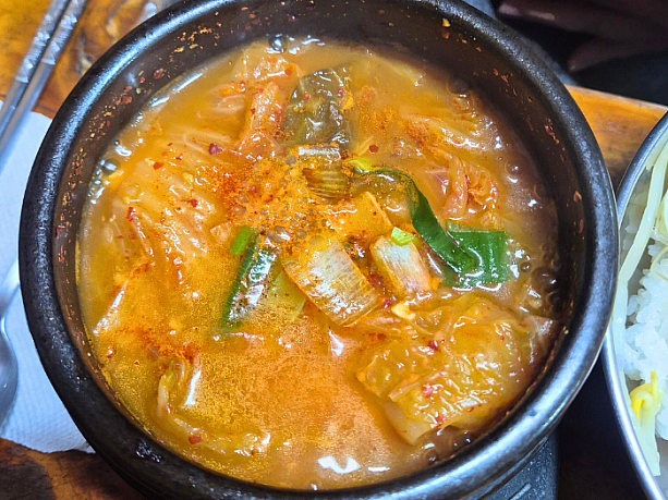 ピリ辛×コク深さがクセになるキムチチゲ。本場の味です。