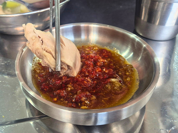 特製ピリ辛ダレで、味変が無限に楽しい！