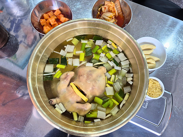 これが本場！丸ごと一羽の“タッカンマリ”鍋、ここから始まる贅沢体験。