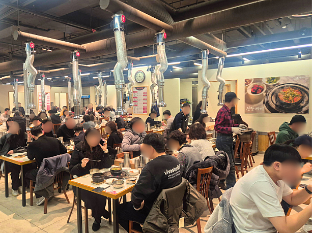 地元民で満席！人気のお店です。