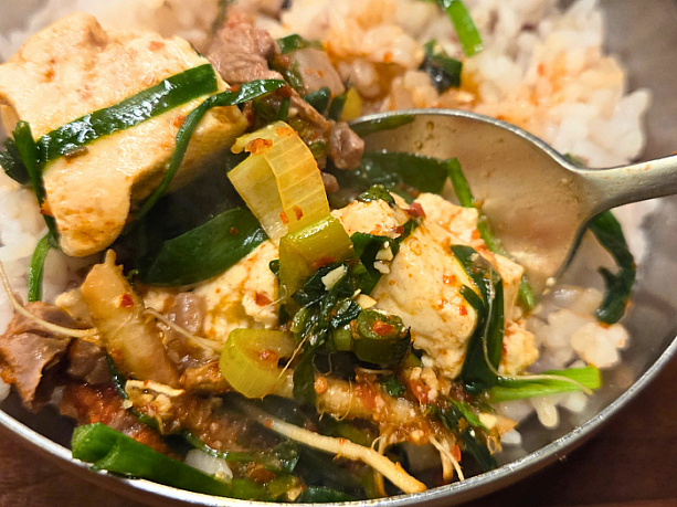 韓国では具材をご飯の上にのせて混ぜて食べるのが定番。