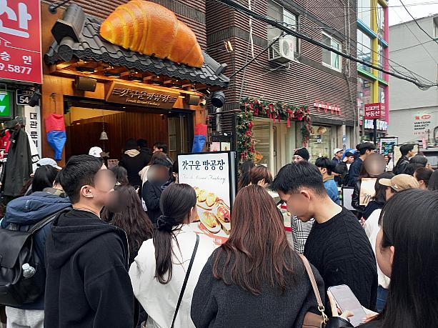 その横にもう一軒、塩パン屋さんが。こちらも行列~！