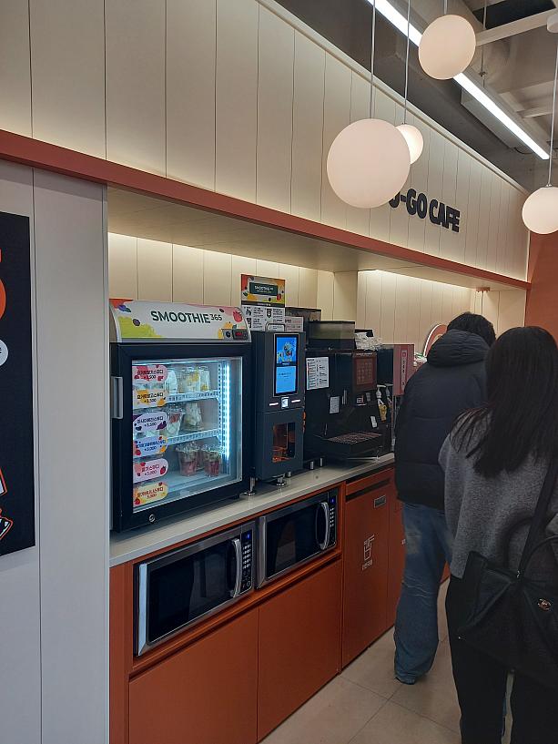 こちらも生フルーツスムージ―機がありますね~。