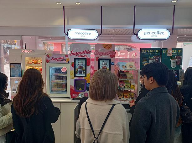 即席で作れる生フルーツスムージー、人気ですネ！