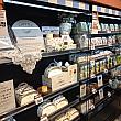 人気スイーツ店の商品があったり、