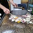 店員さんが調理してくれます♪カモ肉から出た余分な油は石板の角が少し低くなっていて、そこに落ちていきます～