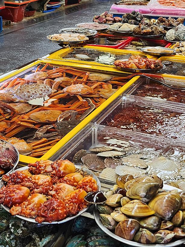 美味しいものも食べることできます。