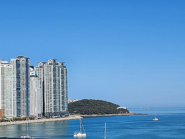 海とビルの景色です。