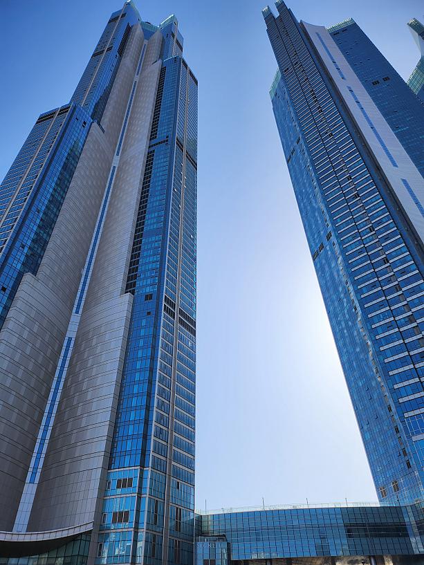 とても高いビルが並びます