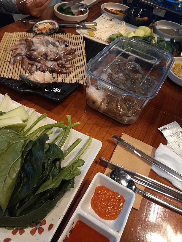 今日ナビはセチョゲ(鳥貝)のしゃぶしゃぶを食べに来ました~。<br>注文したのは、セチョゲ(鳥貝)に加え、今旬のチュクミ(イイダコ）も。ちなみに鳥貝は3人前600ｇ15万ウォン~。