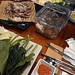 今日ナビはセチョゲ(鳥貝)のしゃぶしゃぶを食べに来ました~。<br>注文したのは、セチョゲ(鳥貝)に加え、今旬のチュクミ(イイダコ）も。ちなみに鳥貝は3人前600ｇ15万ウォン~。