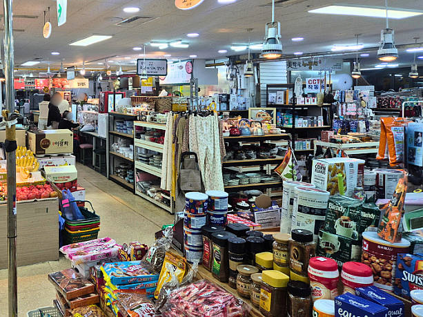 海外のお菓子や雑貨なども販売。