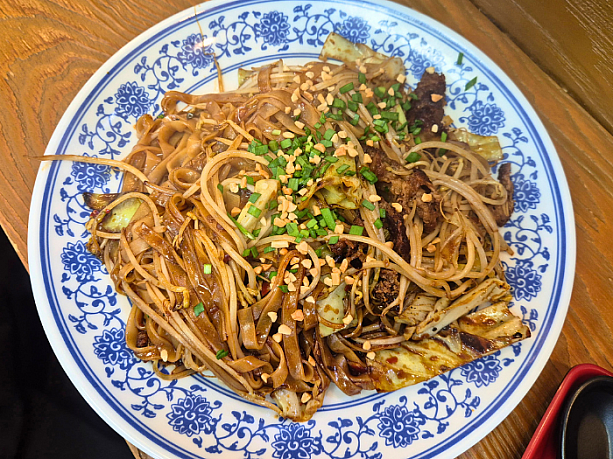 香ばしいタイ風焼きそば。しっかりコクがあり、どこか日本の焼きそばを連想するような味わいでした。