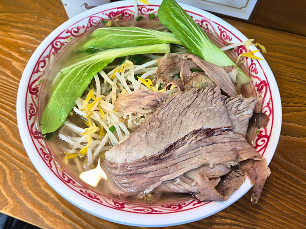 やさしくてさっぱりした味わいのフォー（サルグクス）。普通盛りですがお肉結構入ってます。