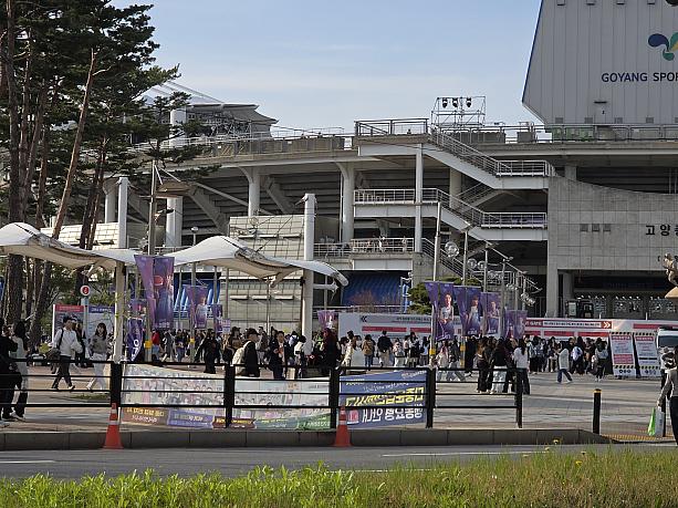 コンサートの最終日。コンサート開始時間も近づいて、とっても賑わっています♪