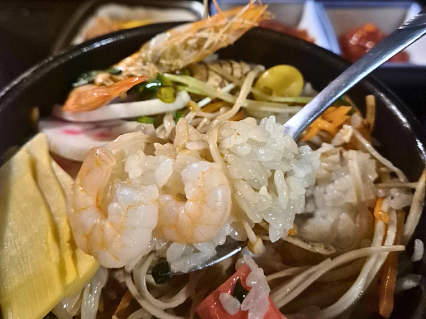 ふっくら炊き上がったご飯に具材の旨みが染み込んでます。