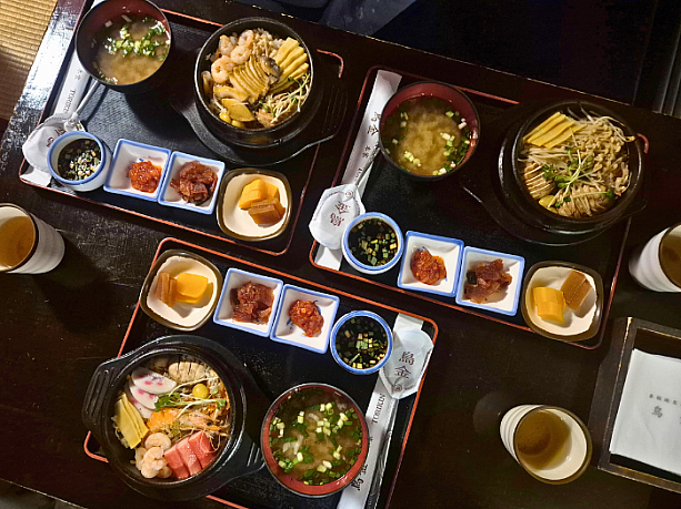 注文ごとに炊き上げる具材たっぷりの韓国土鍋ご飯。