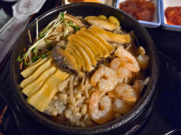 贅沢にあわびを使用した人気メニュー「あわびソッパブ（土鍋飯）」。