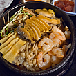 贅沢にあわびを使用した人気メニュー「あわびソッパブ（土鍋飯）」。