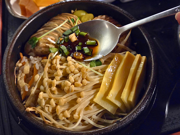 香り豊かなきのこがたっぷり「キノコソッパブ（土鍋飯）」。濃いめの醬油をかけて味わう至福の瞬間です。