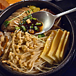 香り豊かなきのこがたっぷり「キノコソッパブ（土鍋飯）」。濃いめの醬油をかけて味わう至福の瞬間です。