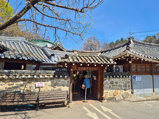 韓屋（ハノク）の店構えで味わえる名店のスンドゥブ屋さんでした。