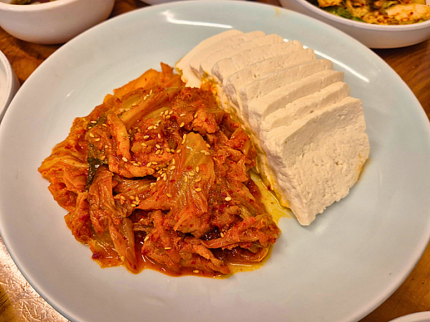 トゥブキムチ。トゥブ（豆腐）と濃厚キムチとの最高の組みあわせ。