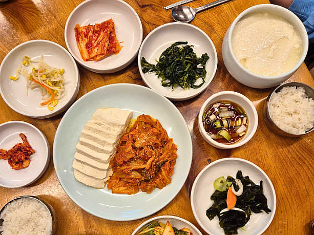 スンドゥブ定食とトゥブ（豆腐）キムチを注文。パンチャン（おかず）と共にセッティング完了！