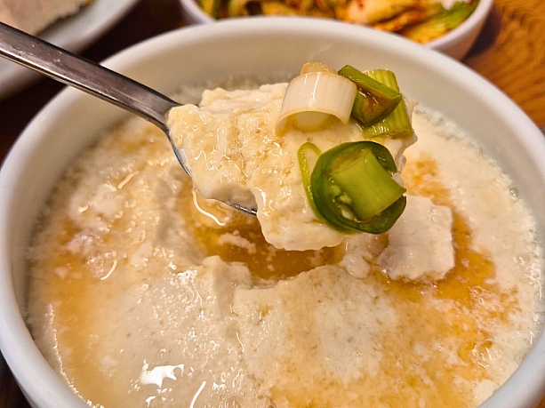 特性醤油と一緒にいただきます。濃厚な味とふわとろ食感がたまりません。