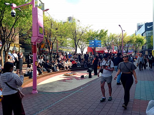 今日ナビは弘大にやって来ました＾＾路上ライブ、けっこう人が集まっています~。