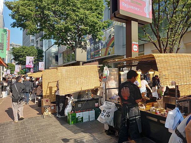 太陽がじりじりしているので、屋台も日よけバージョン。